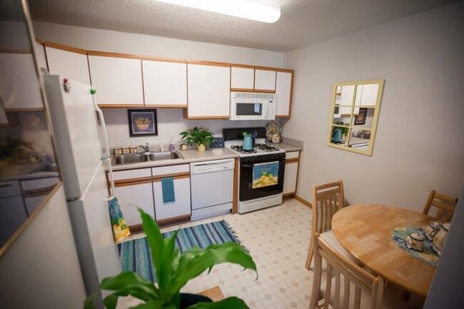 Building Photo - 2 bedroom in Iowa City IA 52240