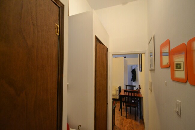 Pasillo con armarios - 8 West 119 St, Apt 4