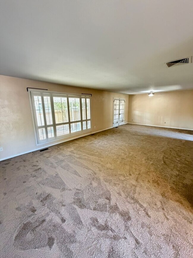 Foto del edificio - 3 Bedroom on Large corner lot!