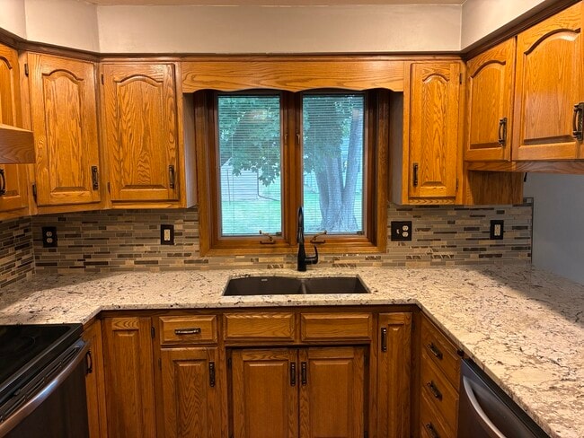 Building Photo - 1006 Woodland Ct