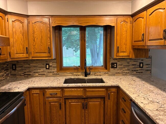Foto del edificio - 1006 Woodland Ct