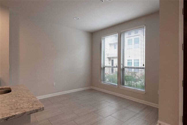 Foto del edificio - 13800 Lyndhurst St