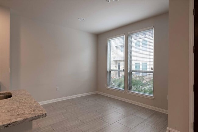 Building Photo - 13800 Lyndhurst St