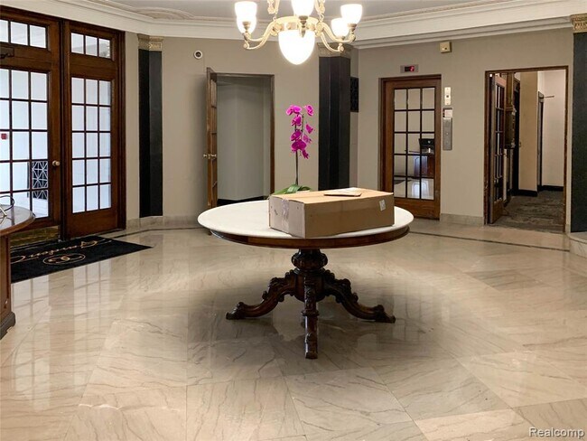 Lobby - 2900 E Jefferson Ave
