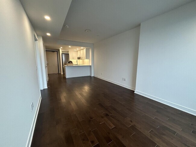 Building Photo - Luxury condo - Heat, water, parking, storage locker included - Oct 1st