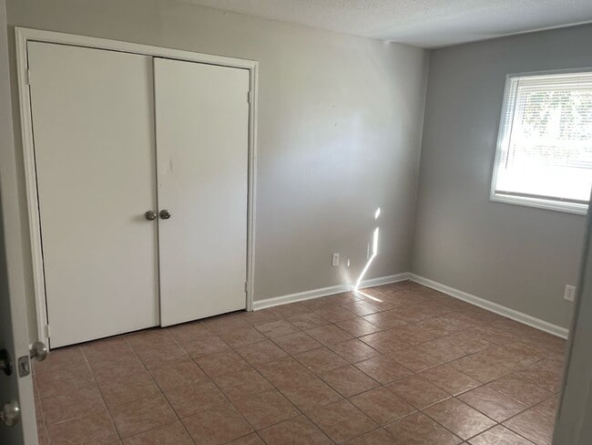 Building Photo - Spacious 2 Bedroom 1 Bath Second Floor Unit