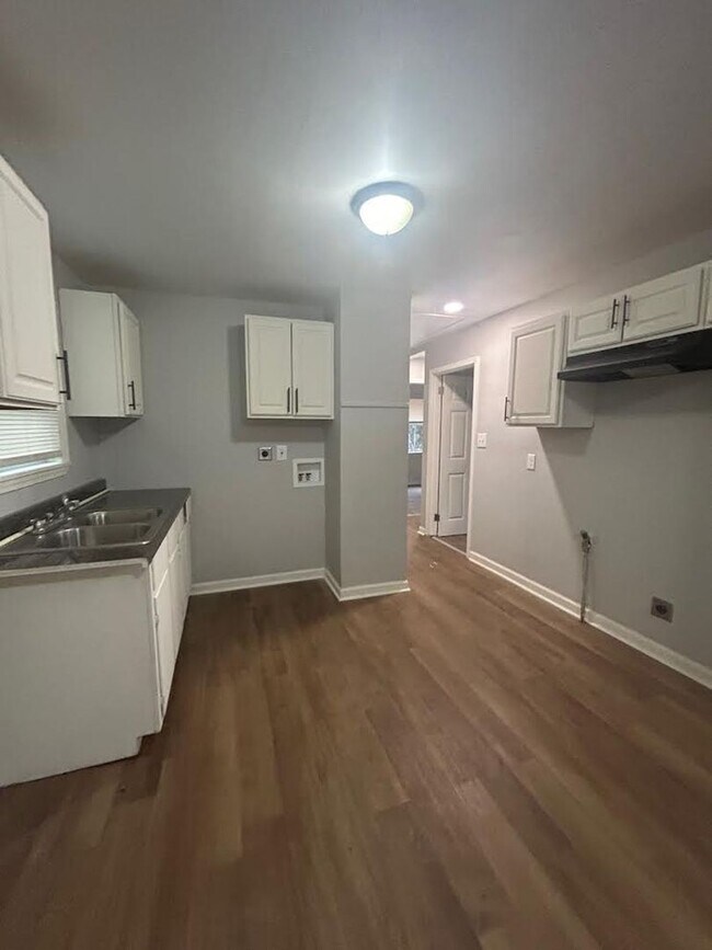 Building Photo - 371 Modder Ave