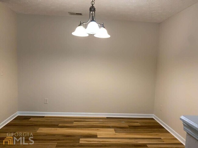 Foto del edificio - 6104 Waldrop Pl
