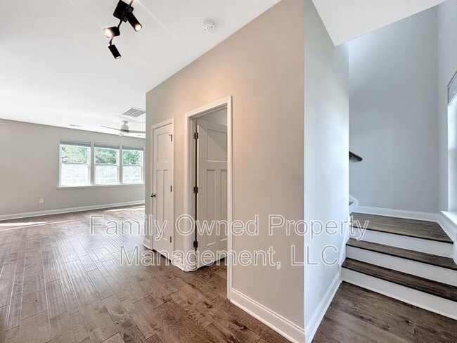Building Photo - 206 Wathen Dr