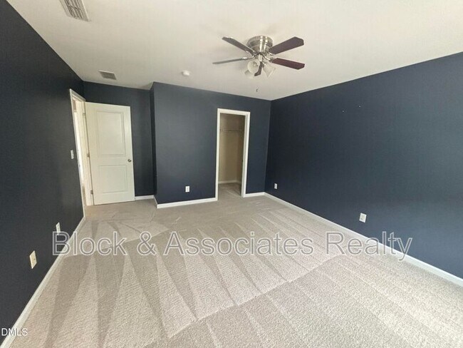Foto del edificio - 4 White Spruce Ct