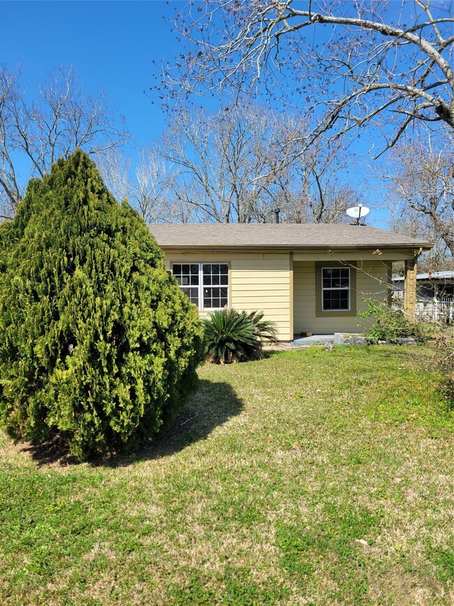 Building Photo - 500 Bluebonnet Dr