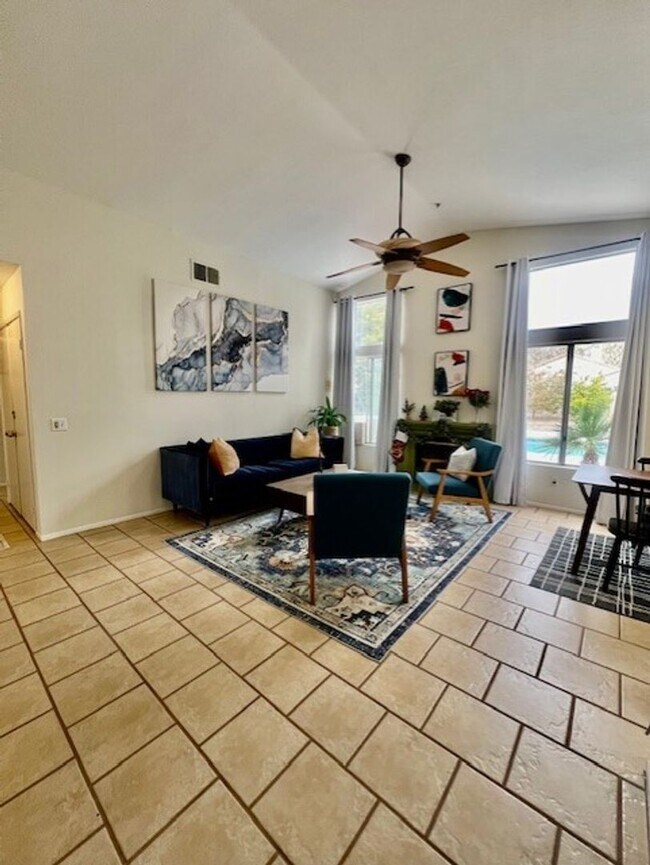 Foto del edificio - AVAILABLE NOW! Beautiful 3 BED / 2 BATH PO...