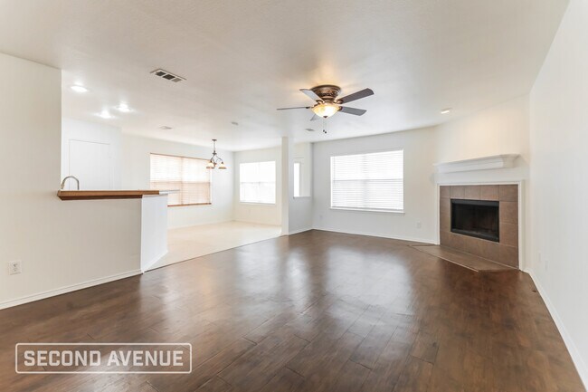 Foto del edificio - 925 Warbler Ln