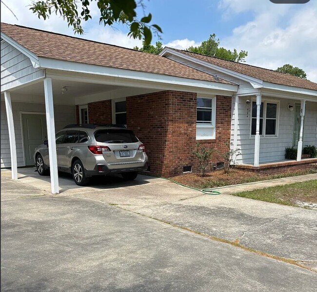 Foto del edificio - 4905 College Acres Dr