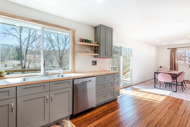 Foto del edificio - Unfurnished Beaverdam Home - All One Level