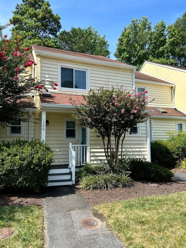 Primary Photo - Updated townhome in Heritage Village