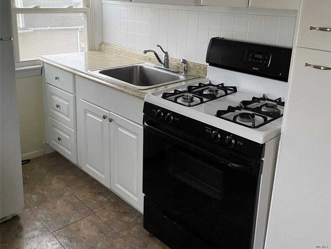 38 Wood St, Lynbrook, NY 11563 House Rental in Lynbrook, NY