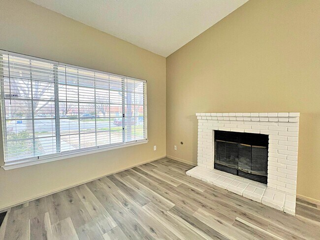 Building Photo - 2826 San Ramon Dr