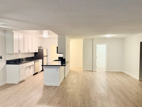 Building Photo - 1284 Havenhurst Dr