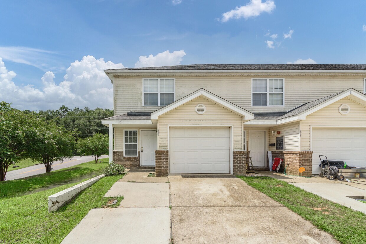 Primary Photo - 100 Corwin Dr