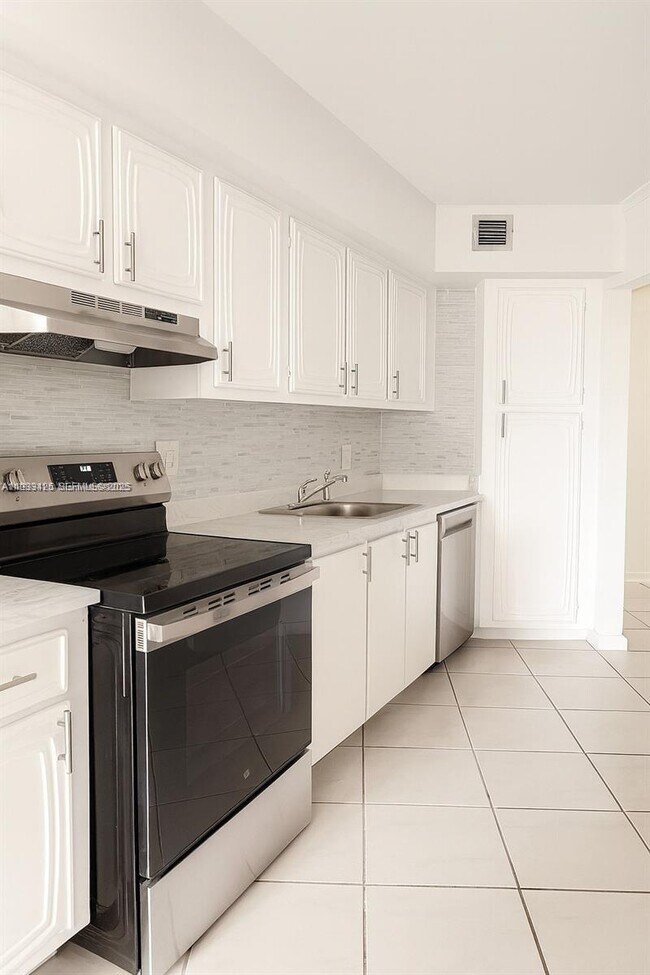 Foto del edificio - 6921 Environ Blvd