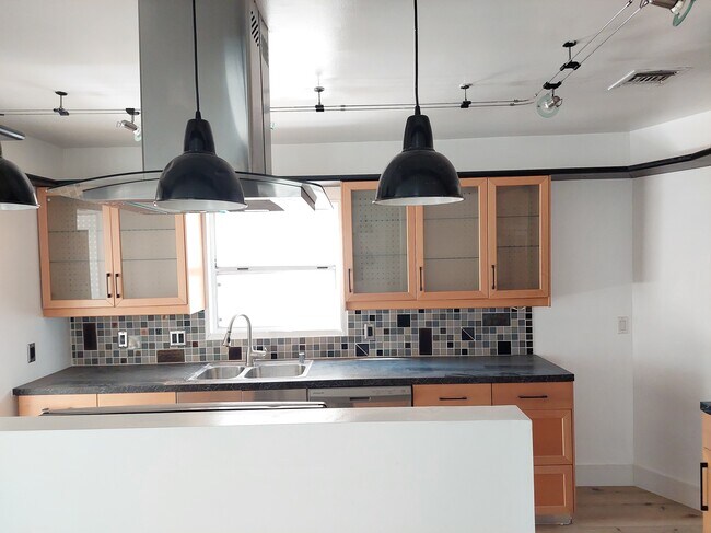 Building Photo - 17 Ozone Ave