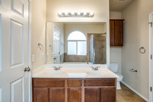 Foto del edificio - 3 Bedroom/2 Bath Alamo Ranch Subdivision