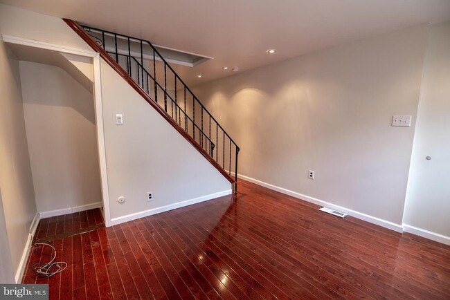 Building Photo - 166 Sigel St