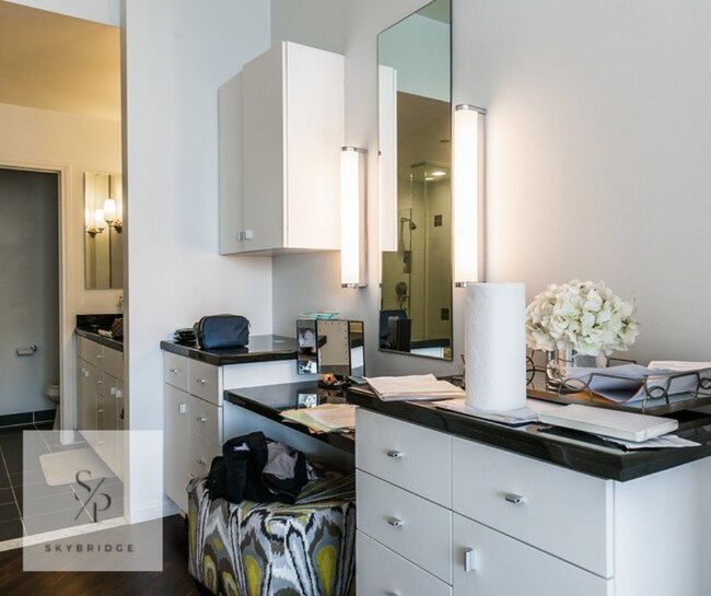 Foto del edificio - "Luxurious 2-Bedroom Furnished Condo with Scenic Views & Pool at 1100 Wilshire!"