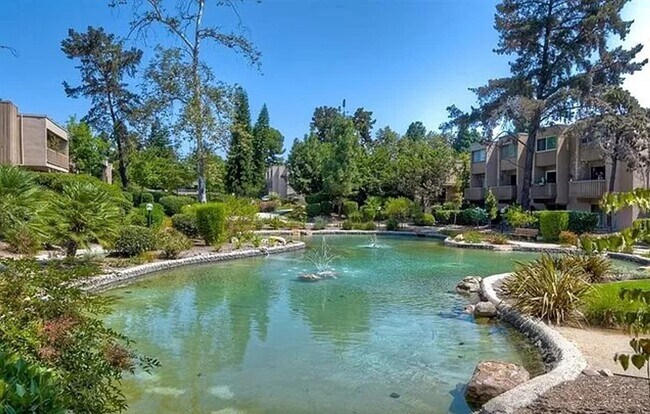 Building Photo - Two Bedroom Available in Beautiful Lake Pa...