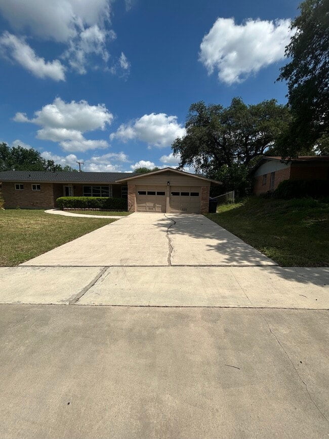 Building Photo - 110 Northaven Dr