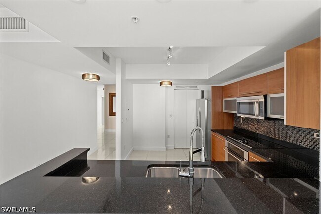 Foto del edificio - 3000 Oasis Grand Blvd