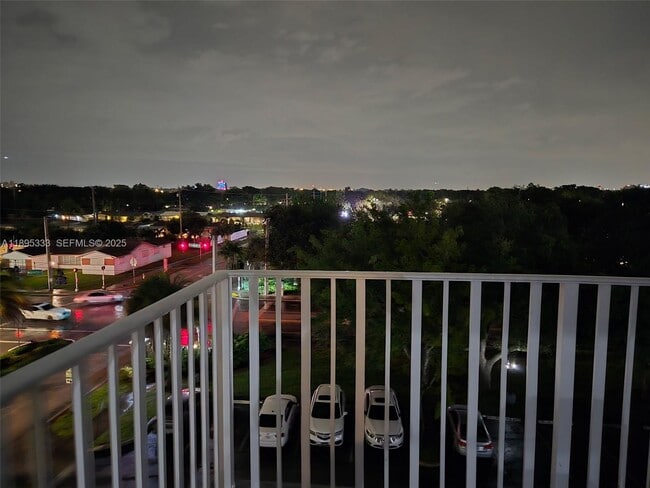 Building Photo - 901 Hillcrest Dr