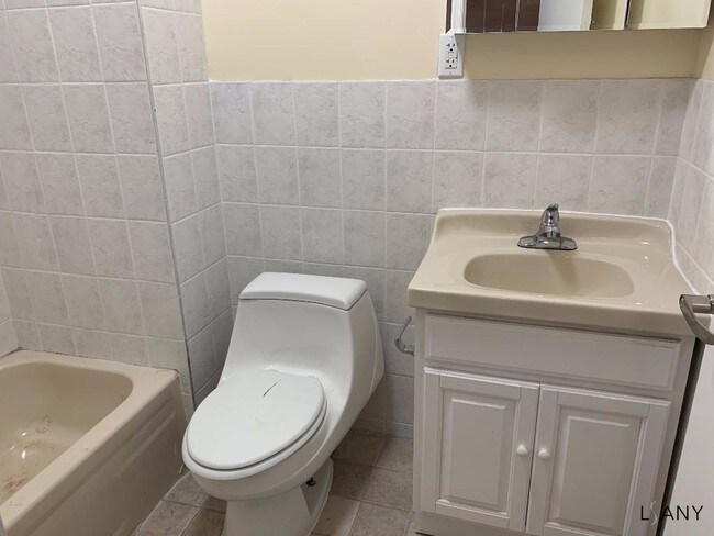 Building Photo - 652 E 188th St