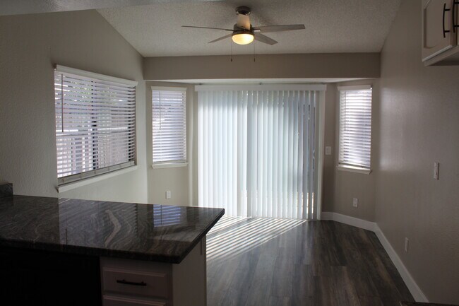 Foto del edificio - 2229 Rose Ave