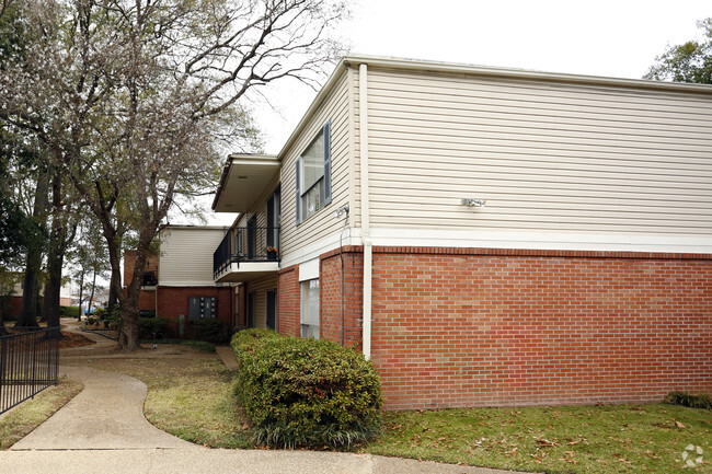 Building Photo - Canton Road Manor