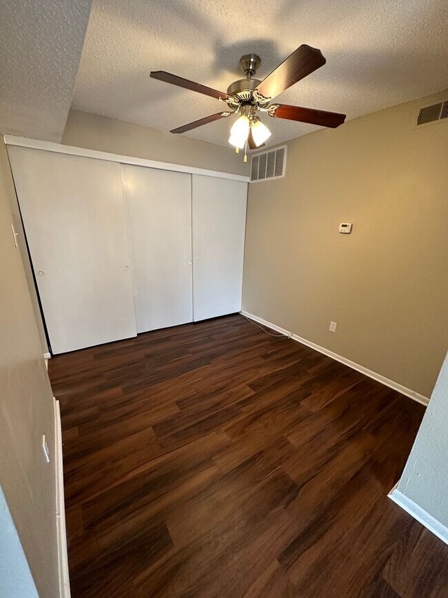 Foto del edificio - 6680-3 Whispering Oaks Place