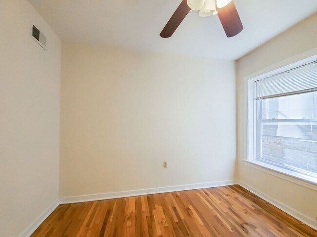 Foto del edificio - 3527.5 N Broadway
