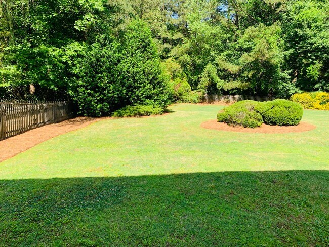 Foto del edificio - Great location! Lawncare/water is included...