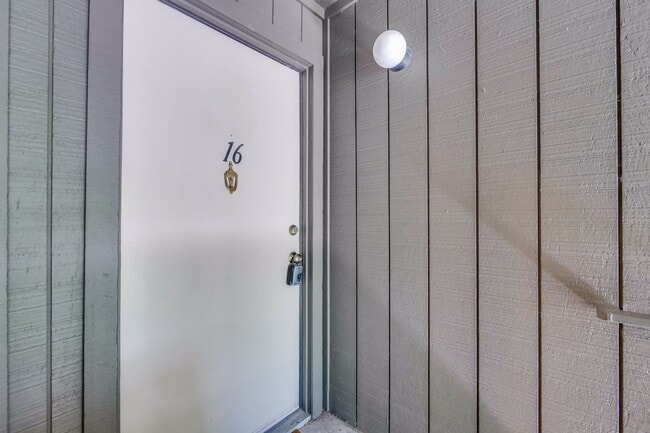Building Photo - Very Spacious 2BR 2BA Condo in the Heart o...