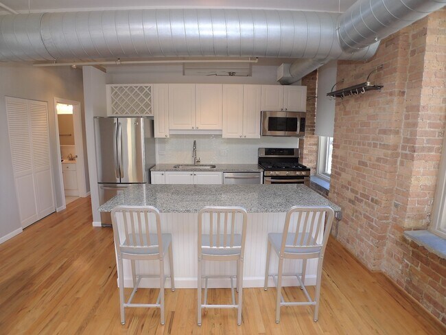 Building Photo - 420 S Clinton St