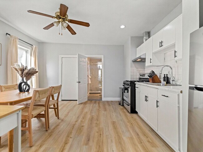 Building Photo - 168 School St