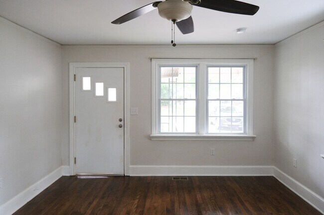 Foto del edificio - 2 bedroom, 1 bath Brick Bungalow in Prime Location!