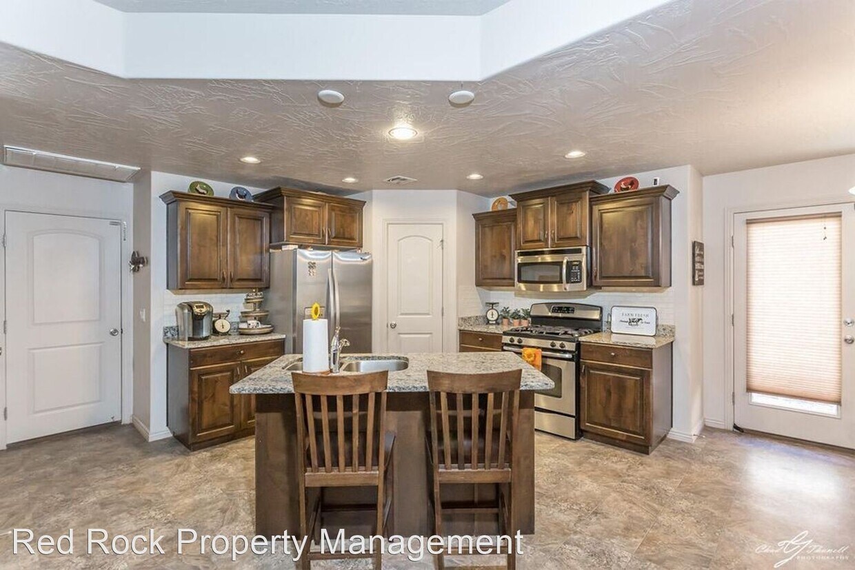 Building Photo - 3 br, 2 bath House - 676 N 700 E