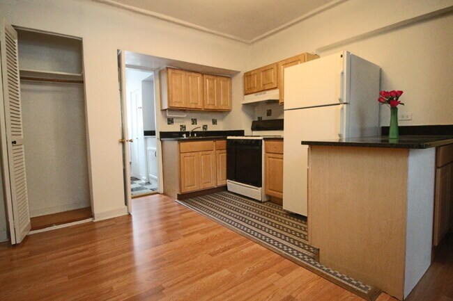 All utilities included - 941 W Carmen Ave