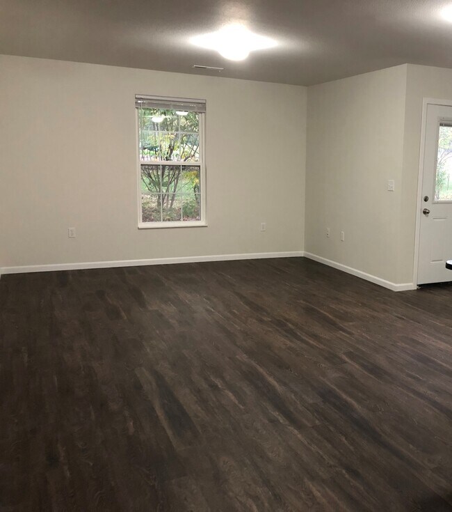 Building Photo - 1202 E Lions Club Dr
