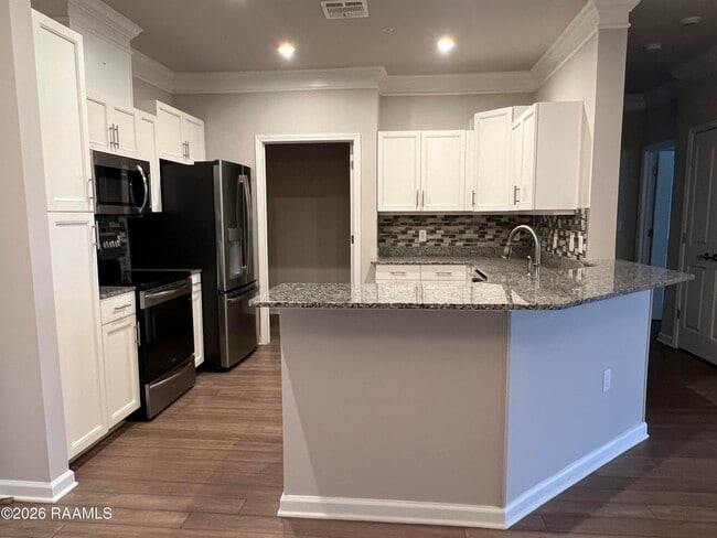 Building Photo - 1521 Camellia Blvd