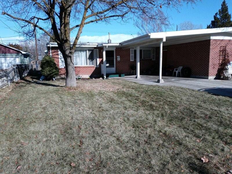 Primary Photo - 556 Victoria Dr