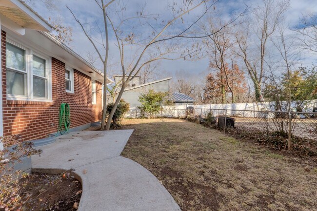 Building Photo - Wonderful Basement Apartment off Rosehill ...