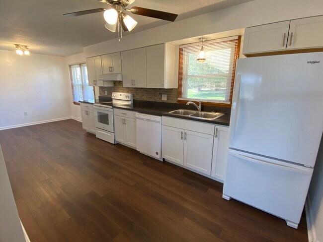 Building Photo - 305 Briar Ln